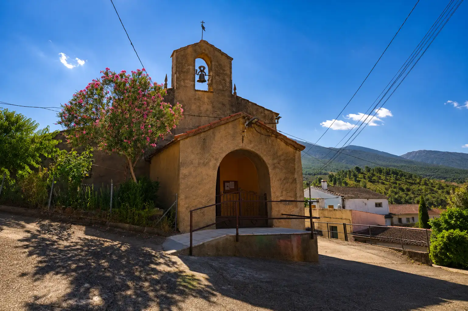 Parroquia del Salvador de Vegas de Domingo Rey, Sierra de Gata Salmantina